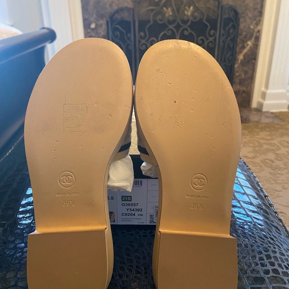 Chanel
Beige 21s Lambskin Black mules slides - Picture 1 of 6
